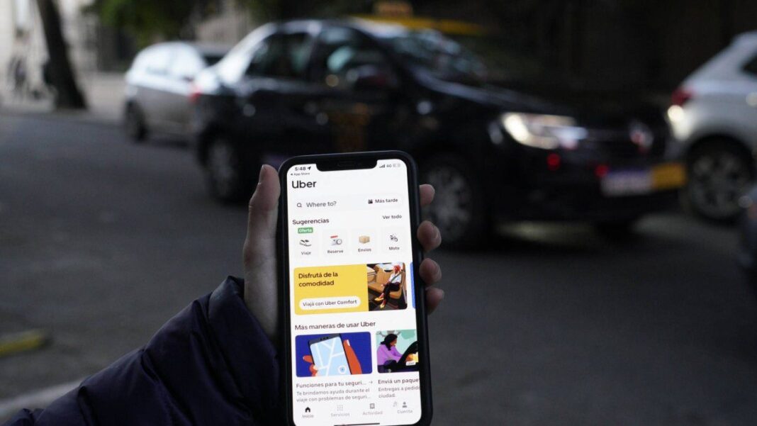 Conductor de Uber revisando el motor de su auto en Rosario