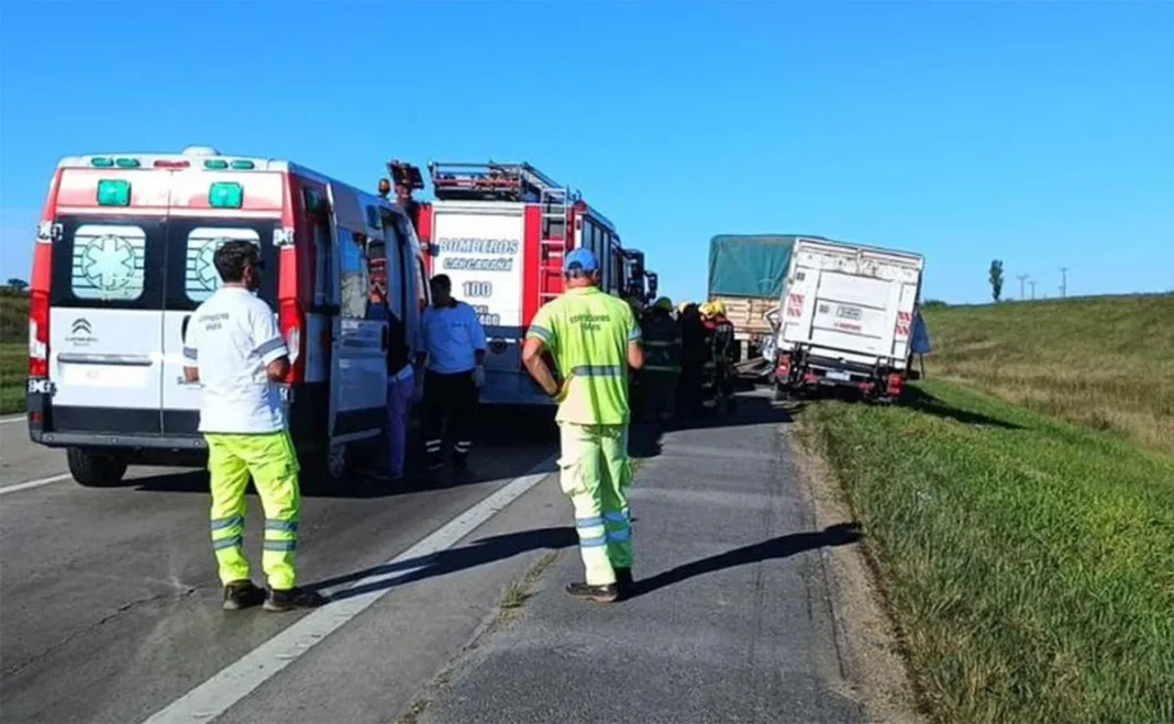 Vehículos de carga involucrados en un accidente en la autopista Rosario–Córdoba, en Carcarañá
