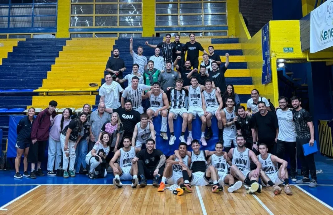 Jugadores de Unión de Arroyo Seco y Rosario Central en acción durante el partido de la Liga Santafesina de básquet.