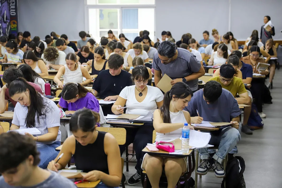 Estudiantes y docentes participando en actividades académicas en una facultad de la UNR.