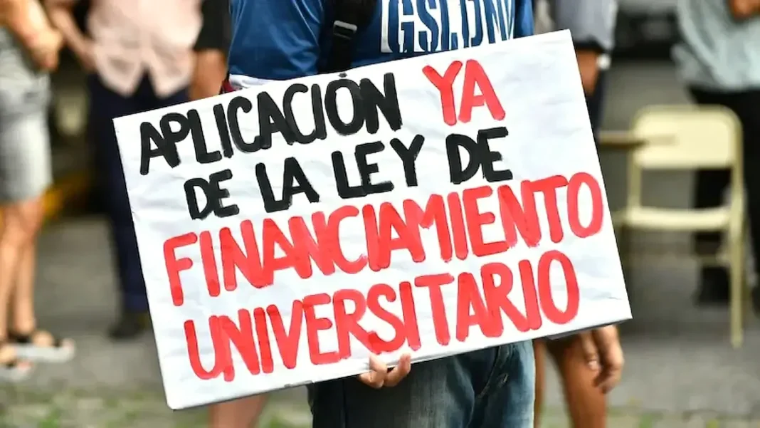 Ilustración de una universidad y símbolos de justicia, representando el debate por el financiamiento.