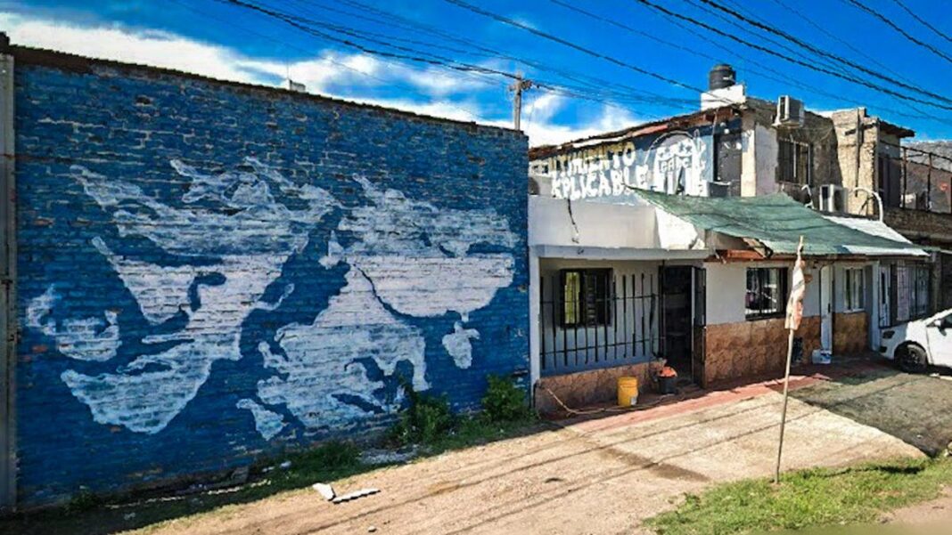 Mural en homenaje a los veteranos de Malvinas junto a la casa de la familia Paredes en Rosario.