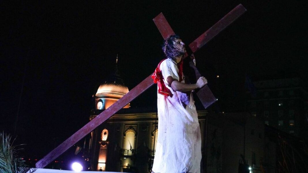 Representación del Vía Crucis en las escalinatas del Monumento a la Bandera, Rosario.