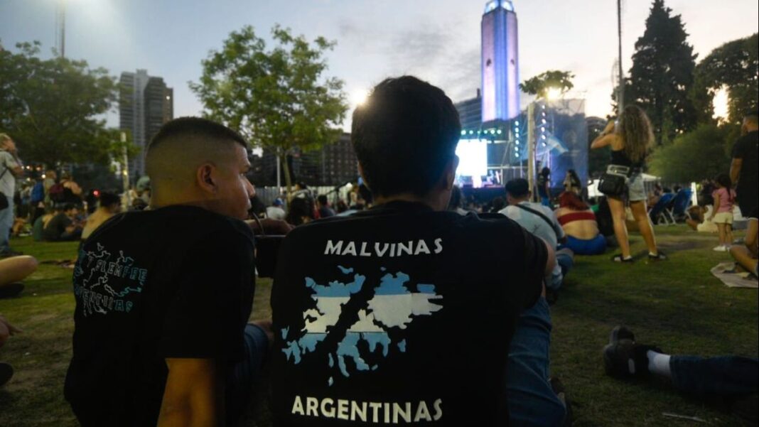 Personas participando en la vigilia por Malvinas en el Parque Nacional a la Bandera de Rosario