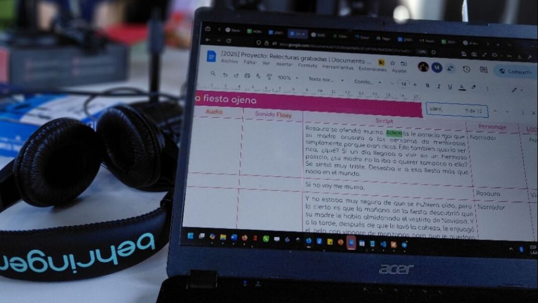 Estudiantes grabando el podcast Los cuentos de Sara en el estudio creativo de la escuela
