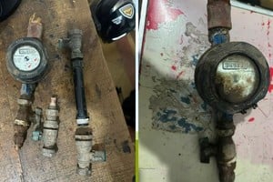 Policía en la esquina de Monseñor Zaspe y Doctor Zavalla durante procedimiento por robo de medidores
