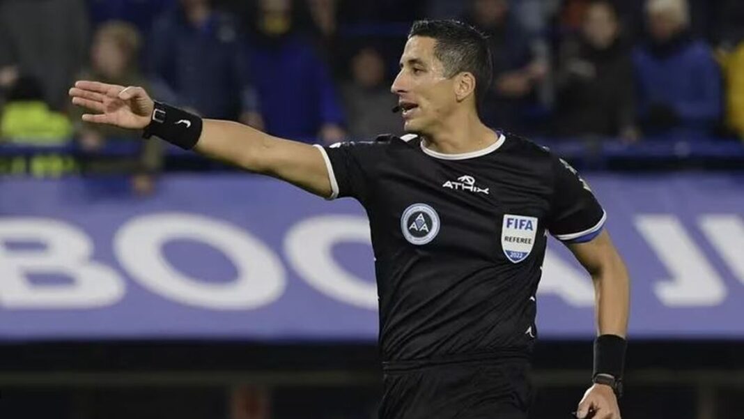 Yael Falcón Pérez, árbitro de fútbol, durante un partido