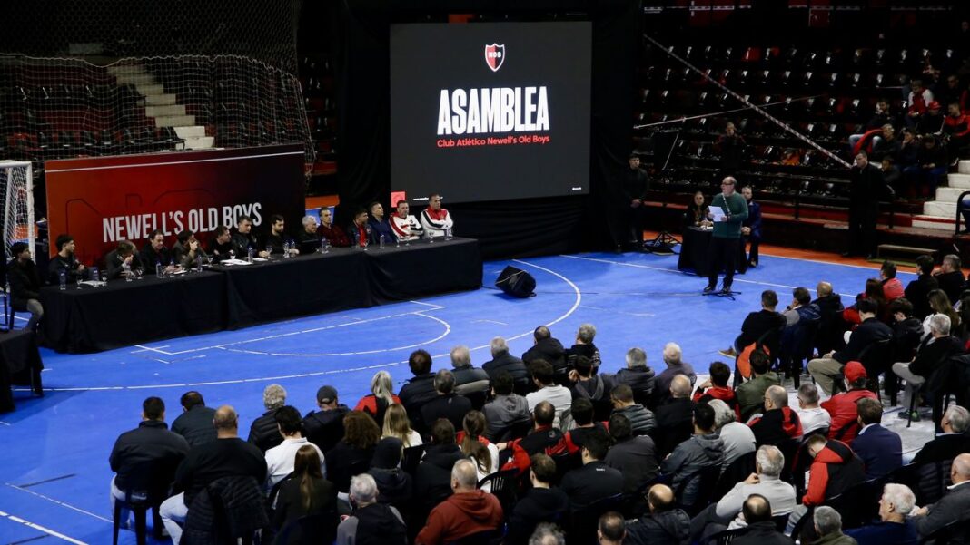 Asamblea de socios de Newell's Old Boys en el estadio cubierto rojinegro