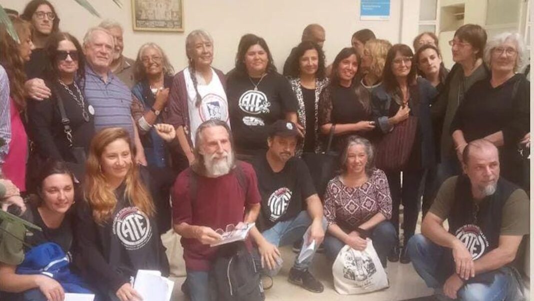 Cuadro homenaje a trabajadores desaparecidos instalado por ATE Rosario en el Palacio de los Leones