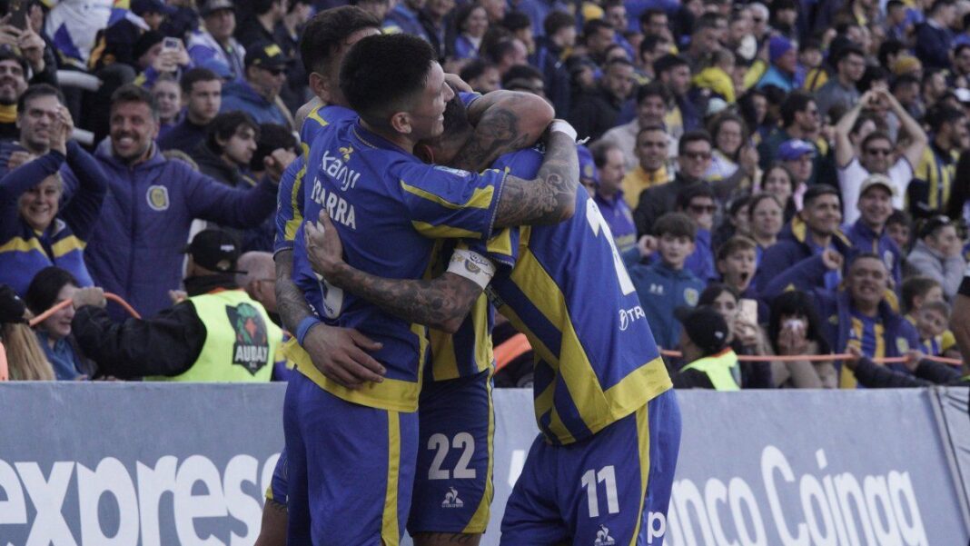 Ángel Di María celebra el primer gol de Rosario Central ante Independiente