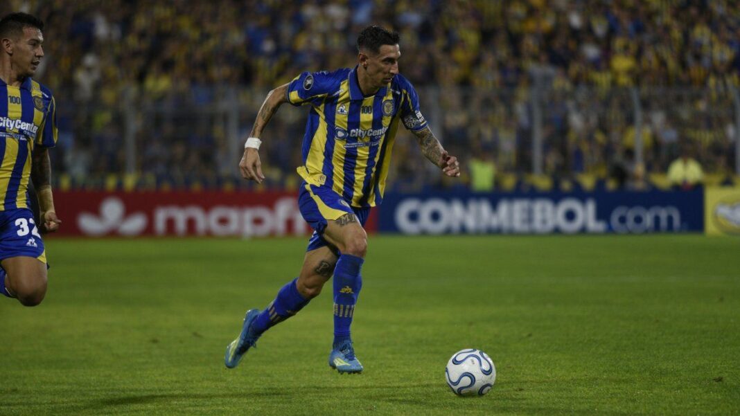 Escudo de Rosario Central sobre fondo de estadio