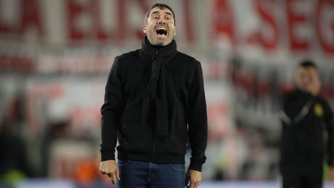 Jugadores de Rosario Central y River Plate en un partido de fútbol