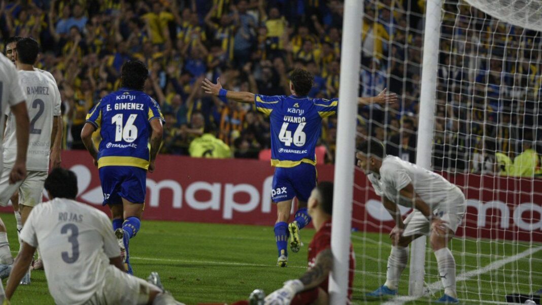 Jugadores de Rosario Central celebrando un gol en el estadio Gigante de Arroyito