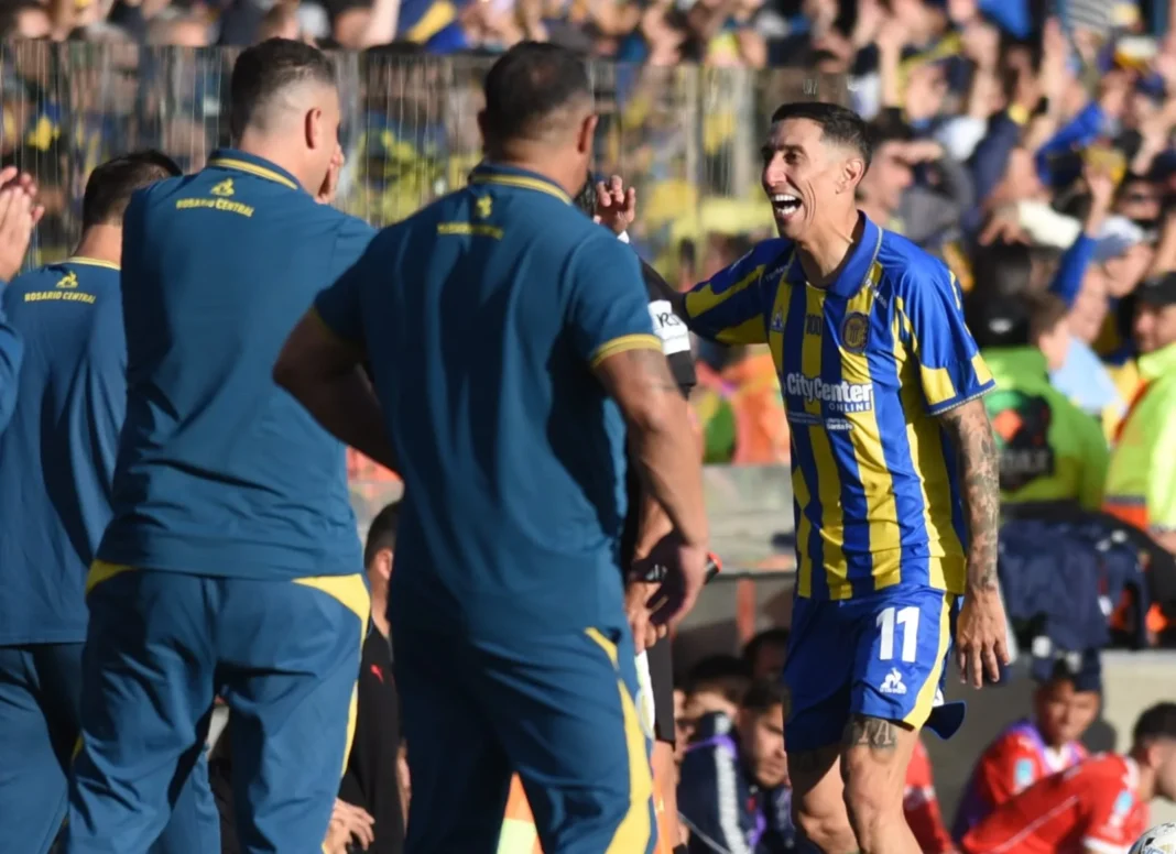 Estadio Gigante de Arroyito de Rosario Central con banderas y público