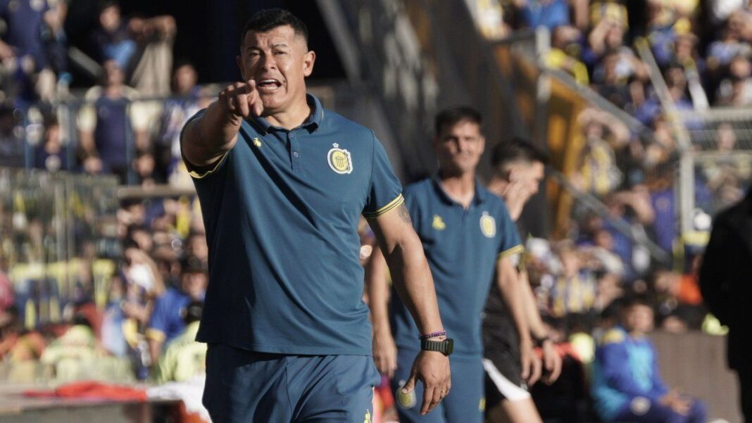 Jugadores de Rosario Central formando en el campo de juego del Gigante de Arroyito