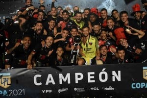 Hinchas de Colón celebrando en el Cementerio de los Elefantes