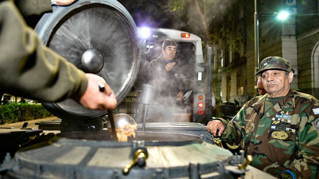 Excombatientes de Malvinas repartiendo viandas calientes en la calle durante el Operativo Invierno en Rosario