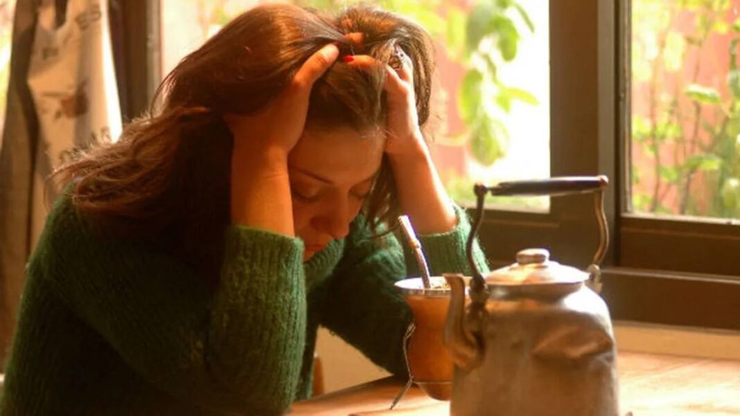 Persona hablando con un psicólogo en un consultorio en Santa Fe