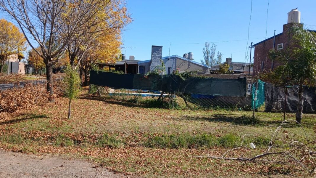 Casa en el barrio Funes City con un tapial divisorio
