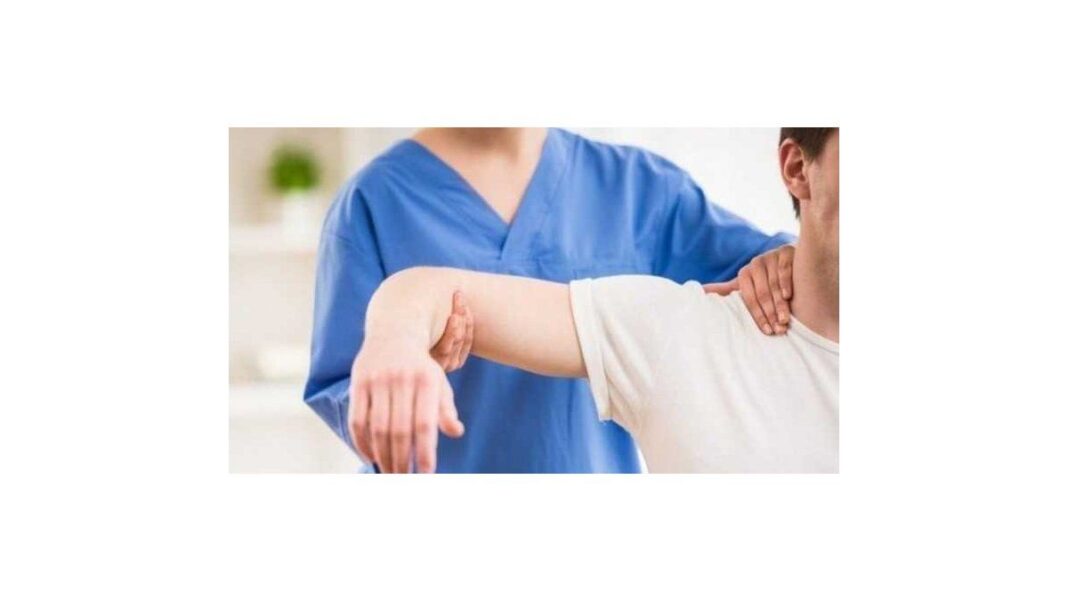 Kinesiólogo realizando una sesión de rehabilitación con un paciente en un consultorio