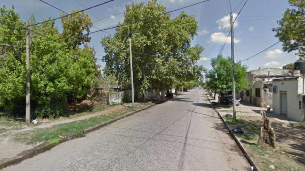 Escena policial frente a una vivienda en Rosario tras un ataque a balazos