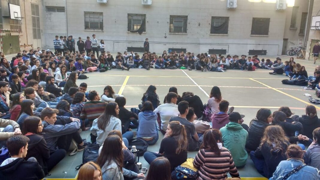 Estudiantes de escuelas preuniversitarias de la UNR en un aula durante una evaluación
