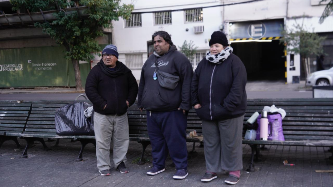 Familia en situación de calle en la plaza de Moreno y Rioja, Rosario
