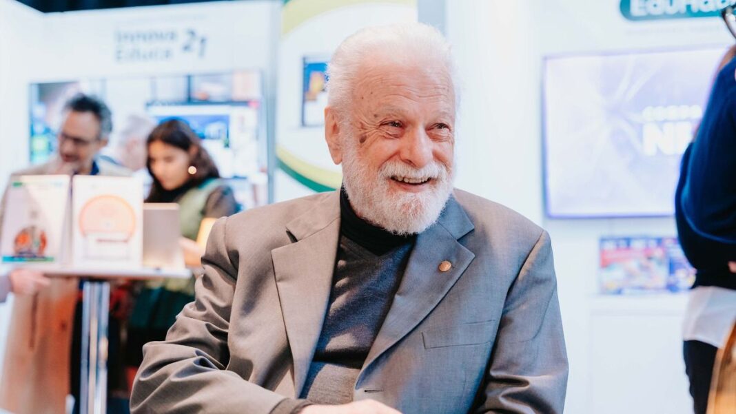Francesco Tonucci durante una conferencia en Rosario