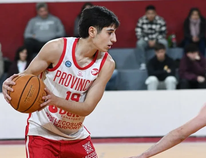 Partido de básquet entre Gimnasia y Tiro Suizo por la Superliga rosarina