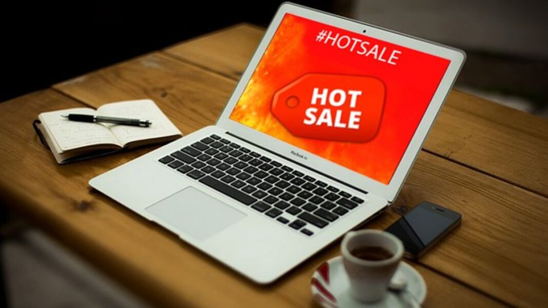 Persona usando un celular para comparar precios durante el Hot Sale 2025