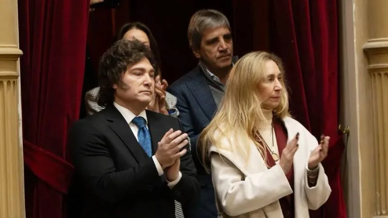 Gráfico de tendencia negativa en redes sociales sobre Javier Milei en abril