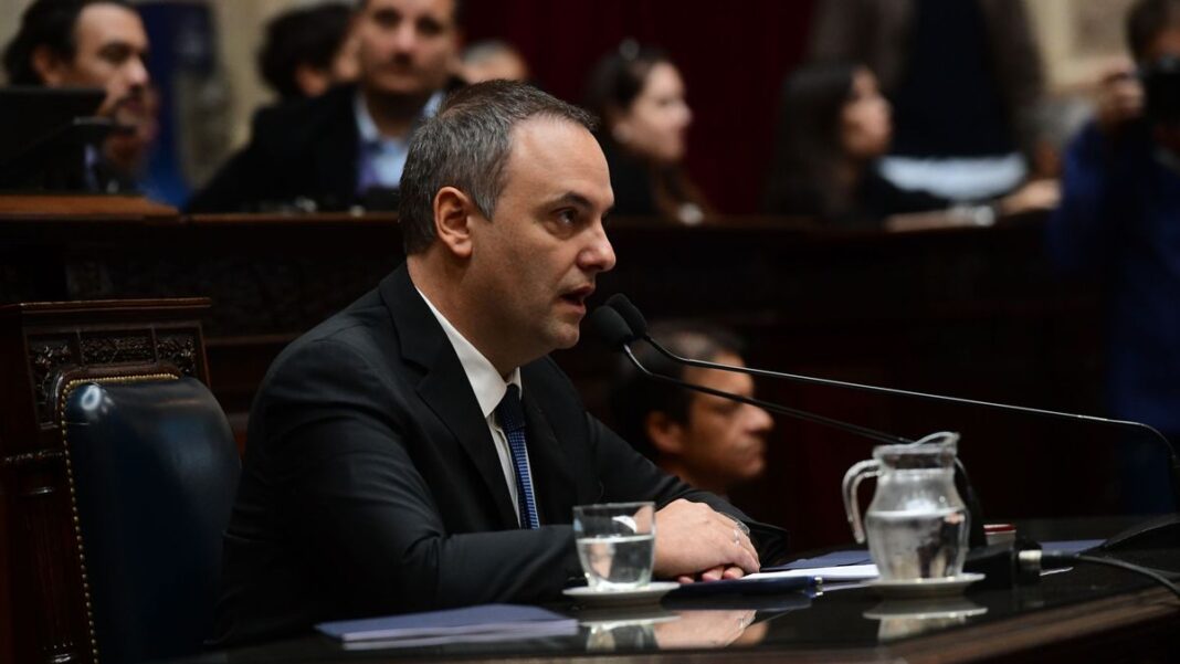 Sesión de la Cámara de Diputados con legisladores en sus bancas