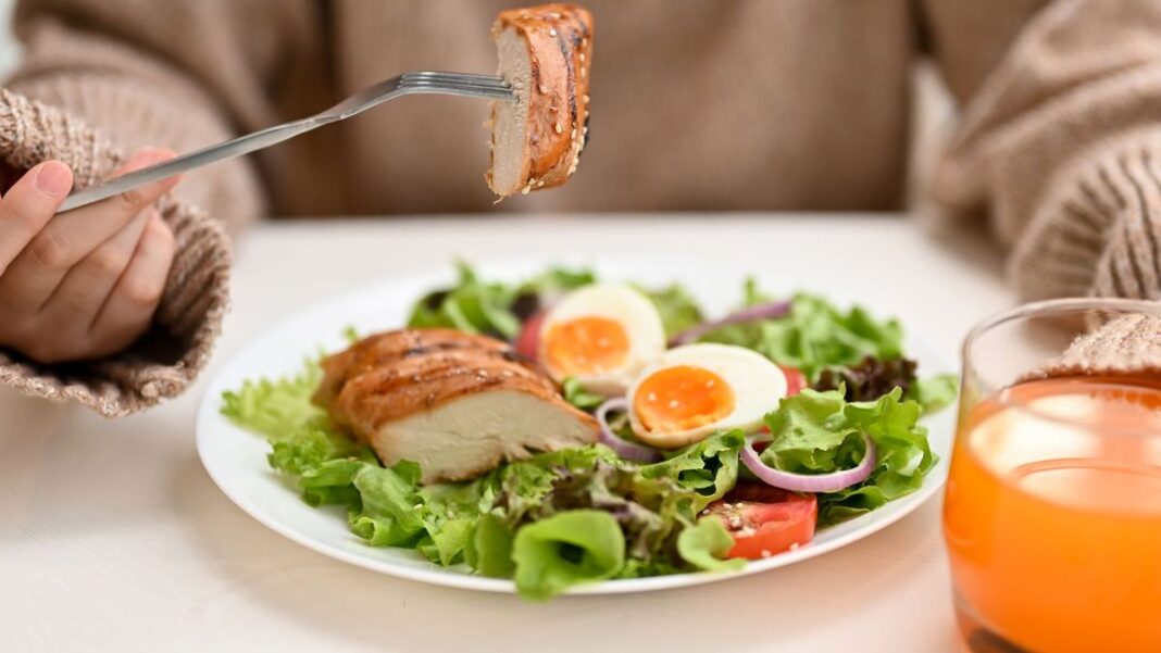 Plato equilibrado con alimentos ricos en proteínas como huevos, legumbres y carnes magras