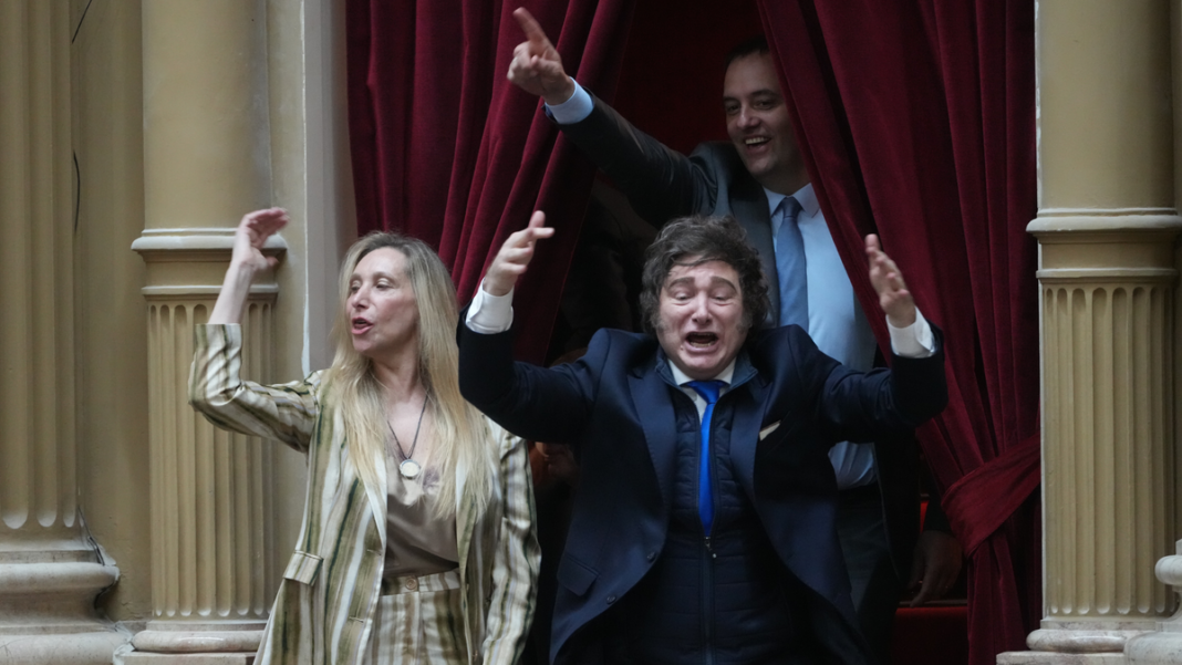 Comparación entre los gobiernos de Néstor Kirchner y Javier Milei en Argentina