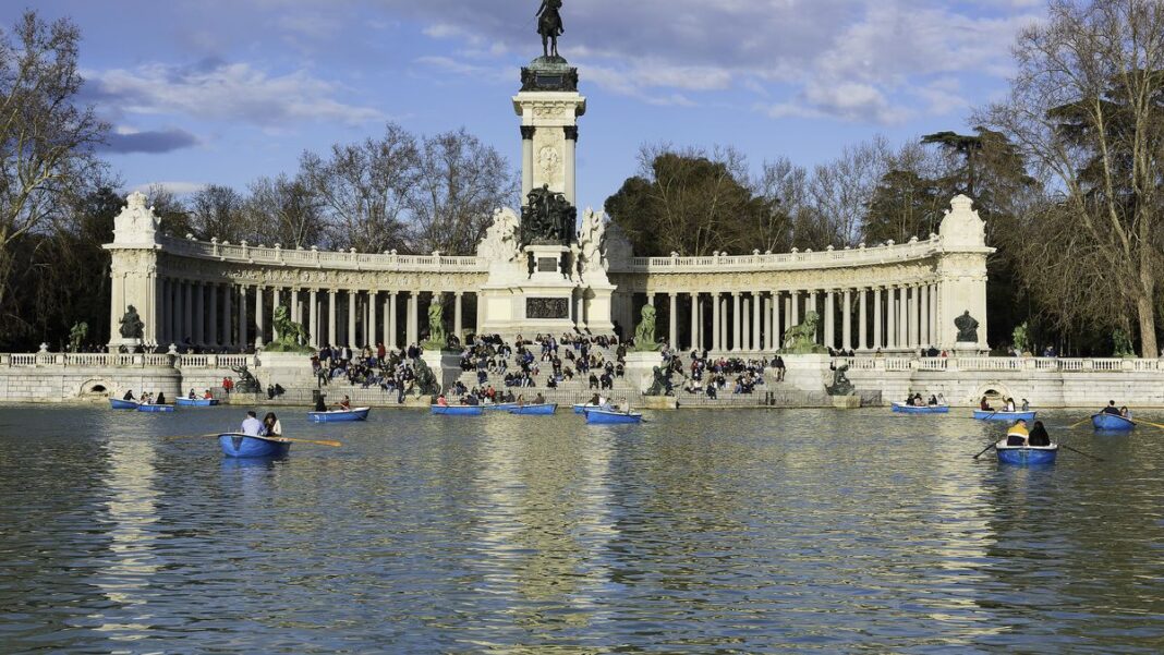Vista del Parque de El Retiro en Madrid con árboles y zonas verdes