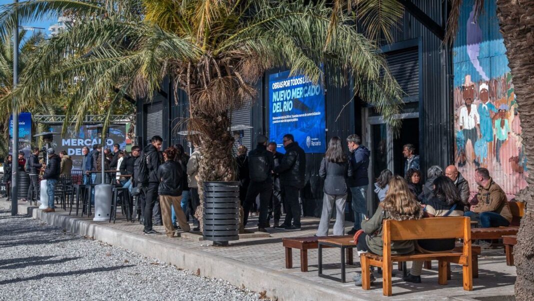 Vista del Mercado del Río en la costa de Rosario, con el río Paraná de fondo