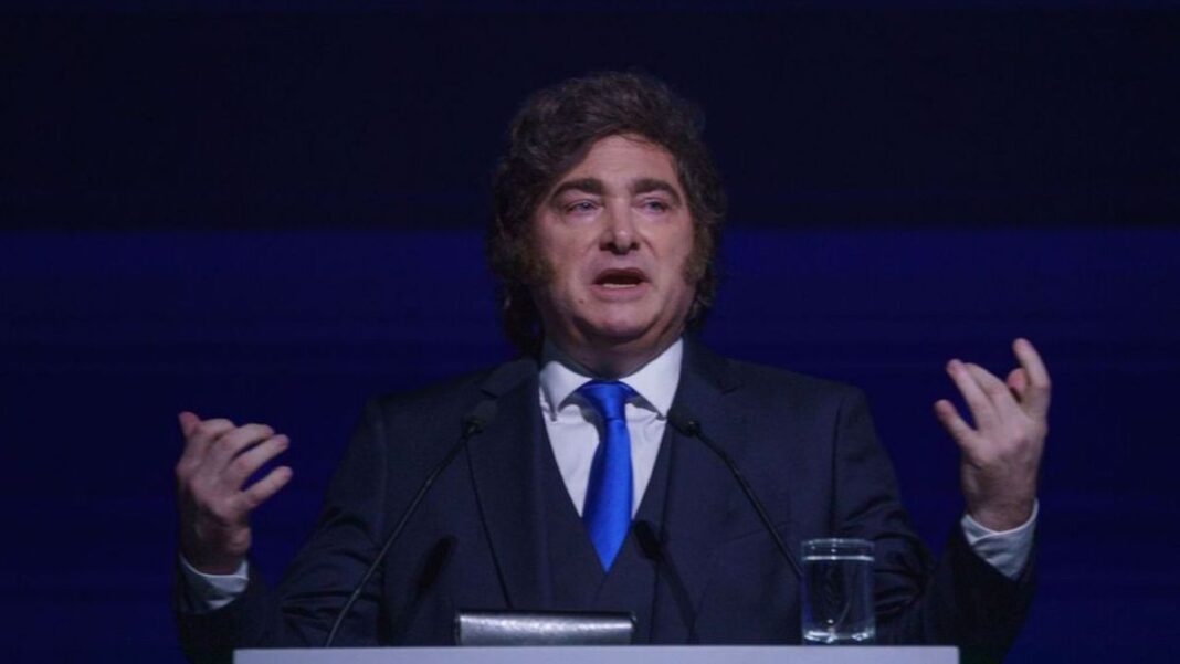 Javier Milei en el AmCham Summit 2026 hablando en un atril