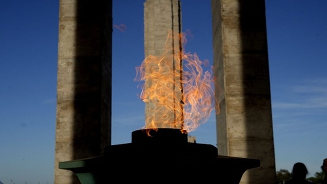 Llama votiva encendida en el propileo del Monumento a la Bandera en Rosario