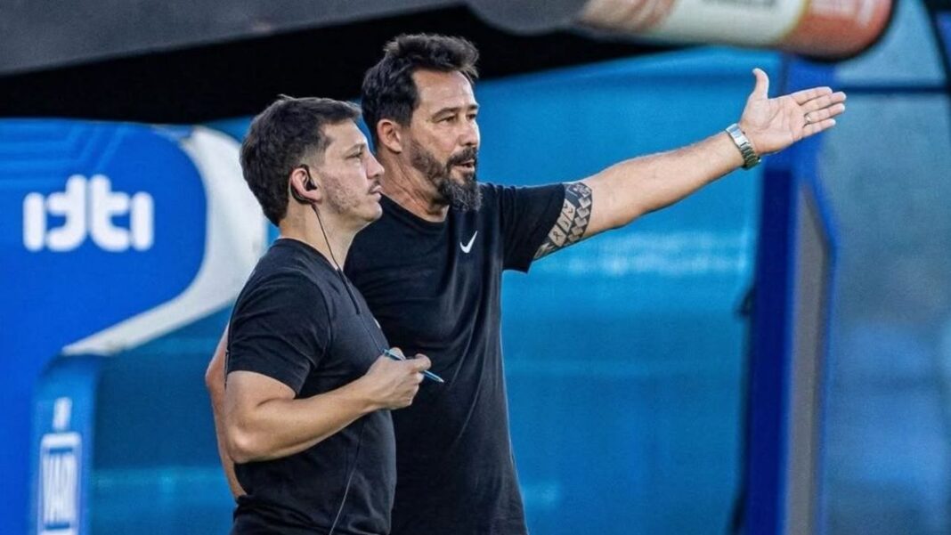 Pablo Vitamina Sánchez, técnico rosarino de Olimpia, durante un partido del Apertura 2026