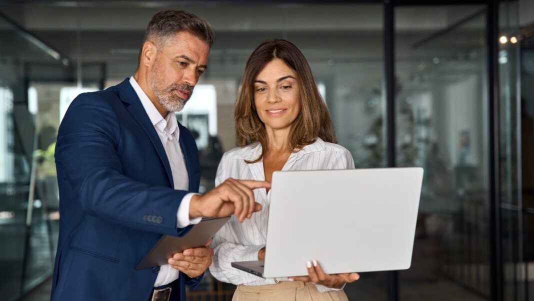 Pareja emprendedora analizando documentos legales y financieros
