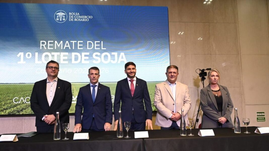 Remate del primer lote de soja en la Bolsa de Comercio de Rosario