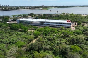 Vista del Aulario Común de Costanera Este en la Ciudad Universitaria de la UNL, con la obra paralizada