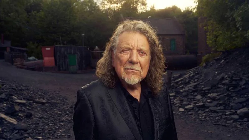 Robert Plant cantando en el escenario durante su gira