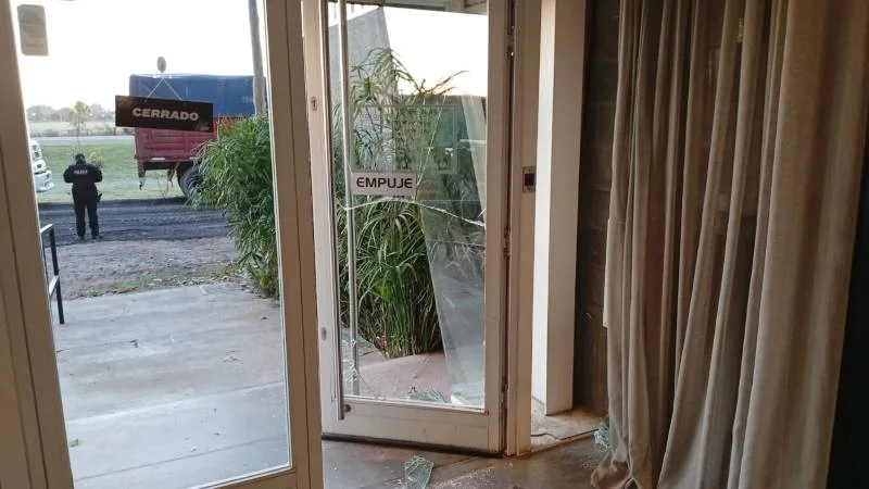 Vista del exterior de un corralón en Roldán tras el robo