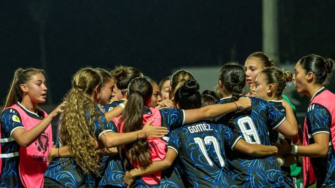 Jugadoras de la selección argentina sub-17 femenina celebrando un gol en el Sudamericano de Paraguay