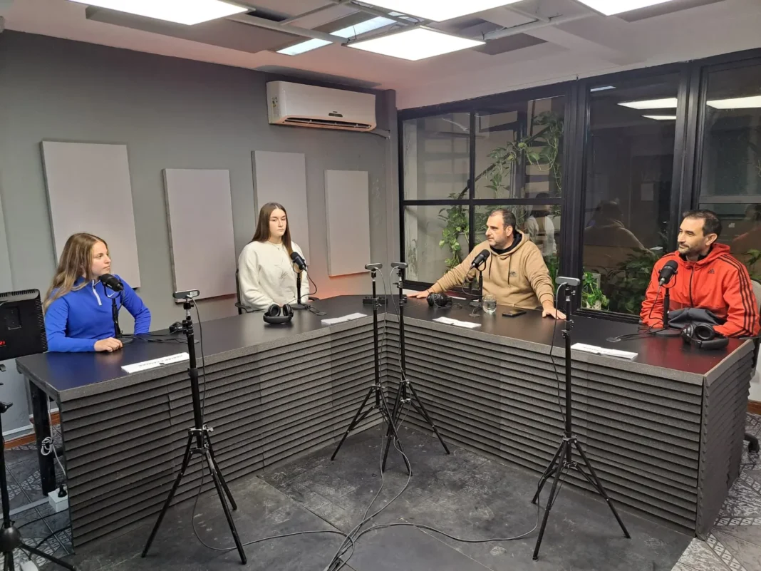 Jugadores y jugadoras U17 de la Asociación Rosarina en el stream de básquet de El Ciudadano