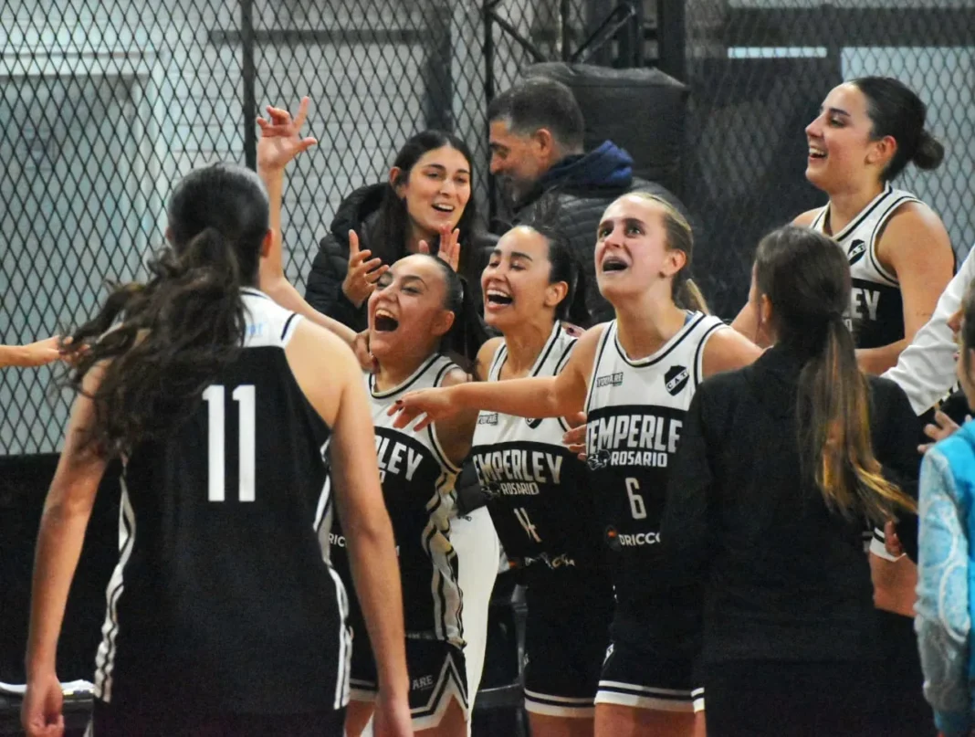 Partido de básquet femenino entre Temperley y Talleres por la Rosarina