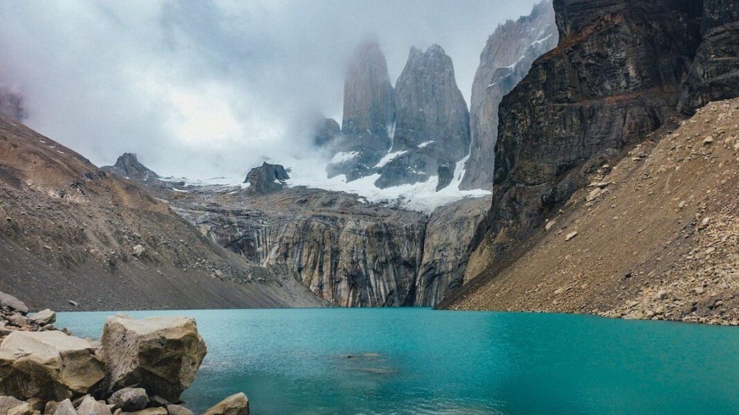 Paisaje de Chile con volcán Villarrica y lago