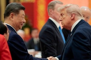 Bandera de Estados Unidos y China en una mesa de reuniones diplomáticas