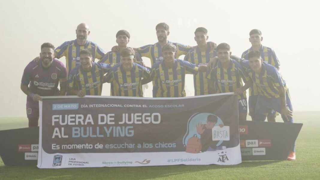 Jorge Broun atajando un remate durante el partido entre Rosario Central y Tigre